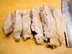 鶏もも肉はしばらく冷ましてから切り分ける