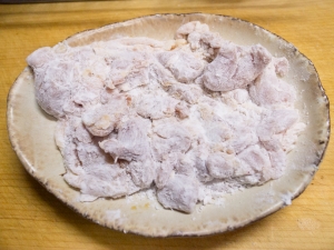 鶏もも肉はペーパータオルで漬け汁を拭き取り、片栗粉をまぶす