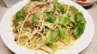 コンビーフとレタスのパスタ
