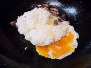 角煮を炒めてから卵、ご飯を入れる