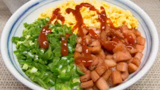 ランチョンミートの三色丼