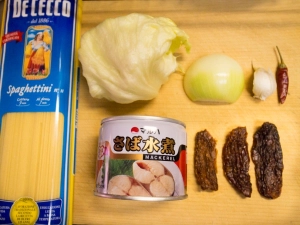 サバ水煮缶、ドライトマト、タマネギ、ニンニク、唐辛子、レタス、パスタ