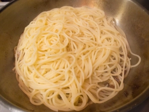 茹で上がったパスタを合わせる