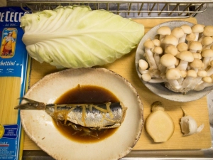 いわしの生姜煮、ぶなしめじ、生姜、にんにく、キャベツ、パスタ