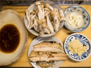 生姜はすりおろし、いわしは骨を外す