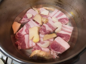 スライスした豚バラ、ニンニク、生姜、水、料理酒を圧力鍋に