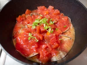 トマトの水煮缶、バジルの茎を加える