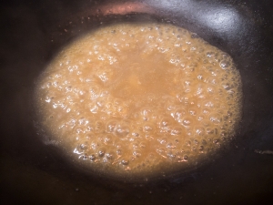 魯肉飯の残り汁、水、酢を煮立たせて水溶き片栗粉でとろみをつける