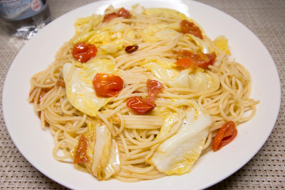 キャベツとミニトマト、アンチョビのパスタ