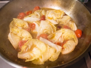パスタの茹で汁と胡椒を加える