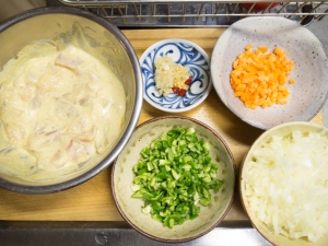 鶏胸肉はヨーグルト、カレー粉に漬け、野菜はみじん切りに