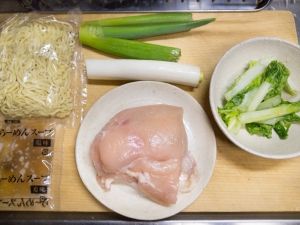 鶏胸肉、長ネギ、山東菜の浅漬け、塩ラーメン