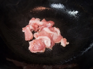 豚肉から炒める