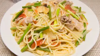 ニンニクの芽とトマトのパスタ