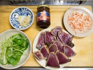 鰹をスライス