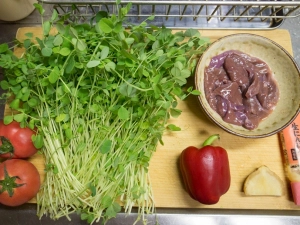 再生豆苗、豚レバー、パプリカ、生姜、すりおろしニンニク、トマト