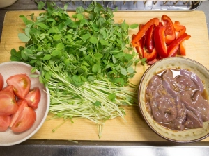 流水で血抜きをした豚レバーは醤油、生姜、ニンニクに漬けておく