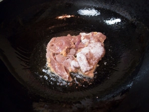 小麦粉をまぶした豚レバーを炒める