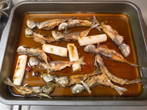 揚げたそばからバットに入れた南蛮酢に漬ける