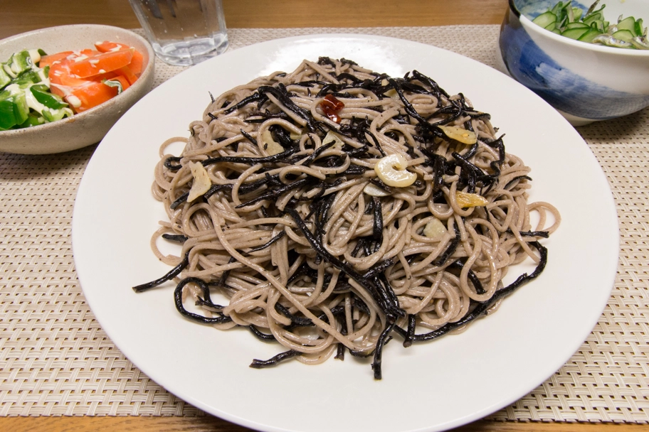 ひじきと蕎麦のペペロンチーノ