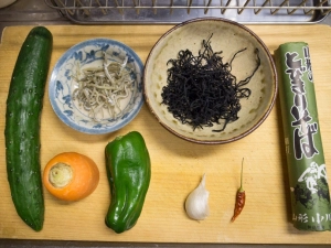 ひじき、蕎麦、ニンニク、唐辛子、きゅうり、小女子、ニンジン、ピーマン