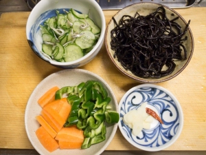 ひじきはお湯に１０分漬けて戻す