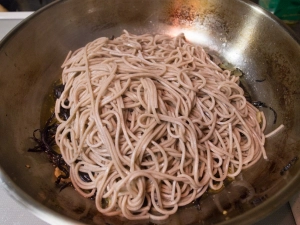 茹で上がった蕎麦をそのままフライパンへ