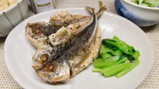 アジの干物の素揚げ、キュウリとタマネギの酢の物