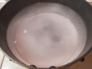 水1Lを沸かし、塩130gを溶かす