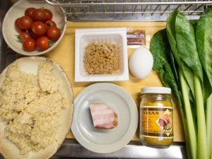 納豆、玄米ご飯、カレー粉、ベーコン、卵、小松菜、ミニトマト