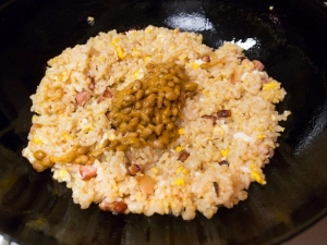 ご飯がほぐれたら納豆を加える