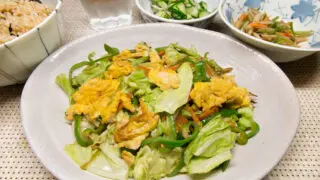 キャベツと卵の炒め物、キュウリとミョウガの酢の物、新ごぼうのきんぴら