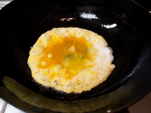 多めの油で卵を焼く