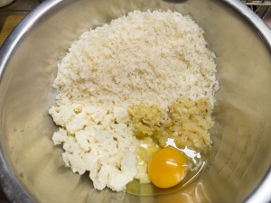 ほぐした豆腐、パン粉、たまねぎ、卵、塩と胡椒少々をボールで混ぜる