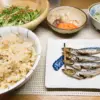 焼きめざし、大豆とごぼうの玄米ご飯、水菜の納豆あえ、キュウリと玉ねぎの酢の物