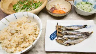 焼きめざし、大豆とごぼうの玄米ご飯、水菜の納豆あえ、キュウリと玉ねぎの酢の物