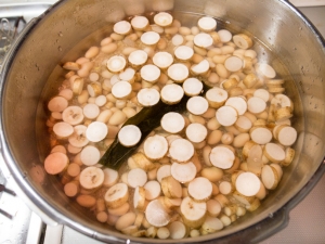 圧力鍋に、玄米、大豆、ごぼう、ダシ昆布、塩