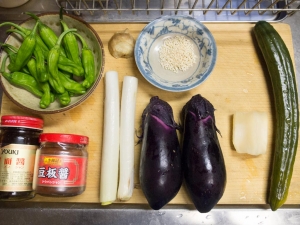 茄子、長ネギ、しょうが、豆板醤、甜麺醤、しし唐、ぬか漬けきゅうりと大根