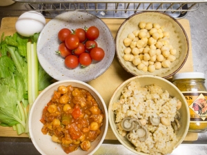 チリビーンズ、ひよこ豆、卵、セロリ、ミニトマト、カレー粉、玄米ご飯