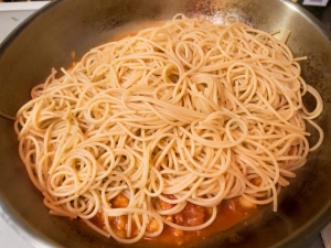 茹で上がったパスタをあわせる