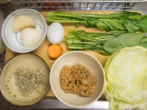 納豆、小女子、キャベツ、かぶの葉、にんじん、卵