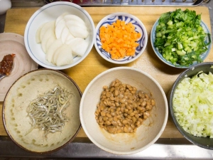 キャベツ、かぶの葉はみじん切りにする