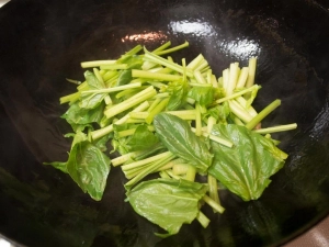 ほうれん草の茎の部分から炒める