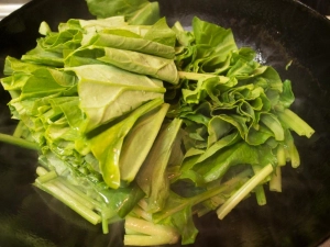 ほうれん草の葉を入れる