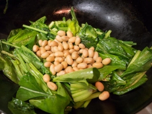蒸し大豆を加える
