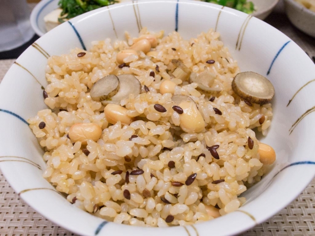 大豆とごぼうと亜麻の実入り玄米ご飯