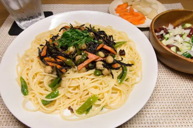 ひじきと青唐辛子のパスタ、キドニービーンズのサラダ
