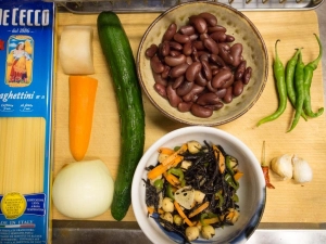 ひじきとひよこ豆のペペロンチーノ、青唐辛子、にんにく、唐辛子、キドニービーンズ、たまねぎ、きゅうり