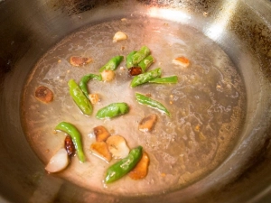 パスタの茹で汁を加える
