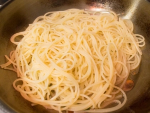 茹で上がったパスタを加える